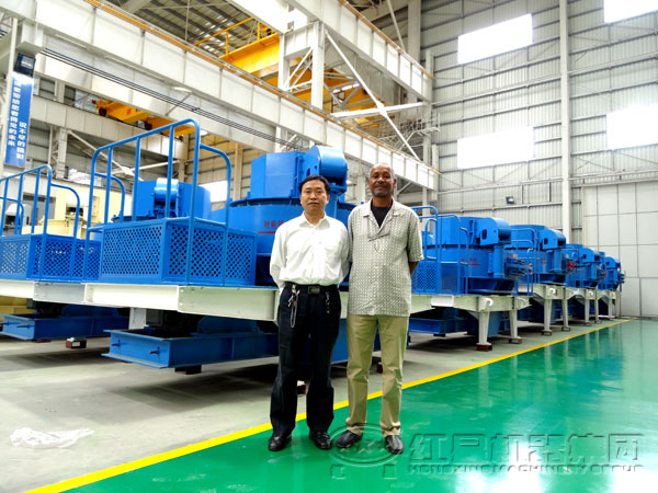 制砂機(jī)車(chē)間客戶參觀合影