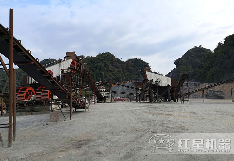 方案三配置現(xiàn)場(chǎng)：破碎機(jī)+制砂機(jī)+洗砂機(jī)，費(fèi)用80萬以上