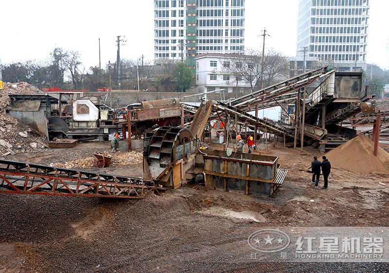建筑垃圾制沙現(xiàn)場(chǎng)，配置車載制沙機(jī)